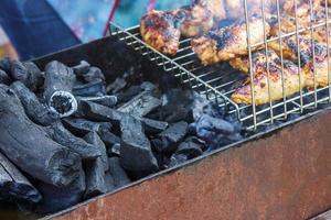 hähnchenbrustfilet fleisch schaschlik grill am spieß grill. Konzept des Lifestyle-Streetfoods. grillen traditionelles partypicknick.