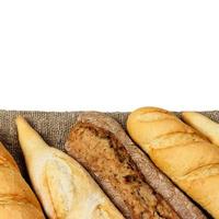 Baguette Vollkornbrot auf weißem Hintergrund foto