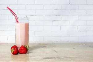 Smoothie mit Erdbeeren und Milch foto