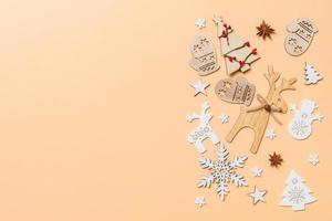 festliche dekorationen und spielzeug auf orangefarbenem hintergrund. frohes weihnachtskonzept mit kopienraum foto