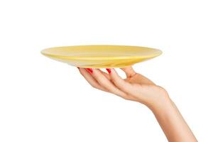 leere leere runde gelbe Platte in weiblicher Hand. perspektivische Ansicht, isoliert auf weißem Hintergrund