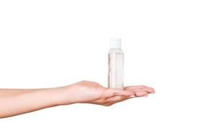 weibliche hand, die cremeflasche lotion lokalisiert hält. Mädchen geben Tube kosmetische Produkte auf weißem Hintergrund foto