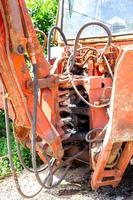 Hydraulisches Kolbensystem für Bulldozer, Traktoren, Bagger, verchromte Zylinderwelle der gelben Maschine, Detail der Schwerindustrie im Bauwesen, selektiver Fokus foto