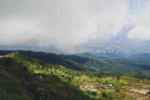 hohe ansicht vom phu thap boek berg phetchabun provinz, thailand. kaltes Wetter, hohe Berge und dichter Nebel. foto