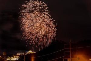 Feuerwerksfeier am dunklen Himmel foto