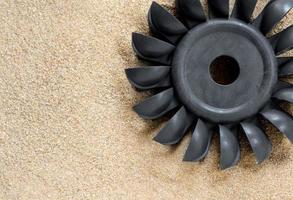 Pelton Wasserturbine auf Sand ohne Wasser foto