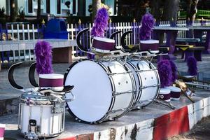 Marching Band Drums auf dem Boden in der Nähe der Straße in der Sekundarschule zur Vorbereitung des Sportparade-Gehens der Schüler, weicher und selektiver Fokus. foto