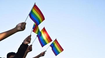 regenbogenfahnen, lgbt-symbol, in händen halten, konzept für lgbt-gemeinschaftsfeier im stolzmonat, juni 2023, auf der ganzen welt. foto