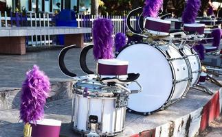 Marching Band Drums auf dem Boden in der Nähe der Straße in der Sekundarschule zur Vorbereitung des Sportparade-Gehens der Schüler, weicher und selektiver Fokus. foto