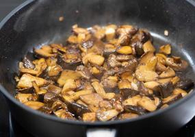 gebratenes Steak mit frischen Walpilzen foto