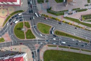 luftaufnahme des straßenkreuzes oder der autobahnkreuzung. Verbindungsnetz von Transportmitteln, die von Drohnen aufgenommen werden. foto