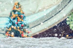 leerer weißer schnee mit unschärfe weihnachtsbaum mit bokeh hellem hintergrund foto