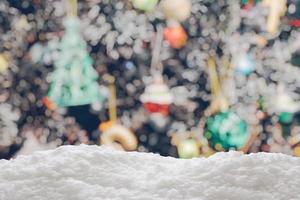 leerer weißer schnee mit unschärfe weihnachtsbaum mit bokeh hellem hintergrund foto