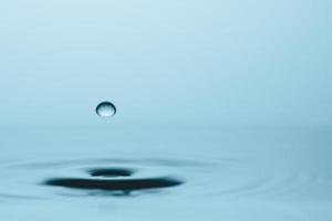 Wassertropfen und Spritzer. abstraktes hintergrundkonzept der wasserform. foto