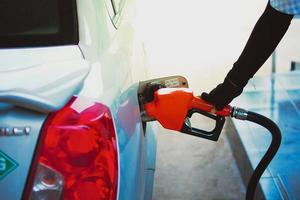 Tankstellendüsen. Autos, die an der Tankstelle tanken. Das Konzept der Kraftstoffpreise hat sich geändert. foto