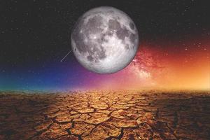 ein von Dürre heimgesuchtes Gebiet aufgrund der globalen Erwärmung, mit Mond und Sternen in der Nacht. foto