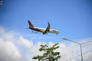 passagierflugzeug landet auf dem flughafen phuket in thailand. am 4. september 2022, provinz phuket, thailand foto