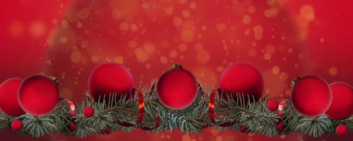 rotes weihnachtsbanner. Tannenzweige und rote Kugeln auf rotem Grund. weihnachten, feiertag, grüße. hintergrund für werbung und geschäft. foto