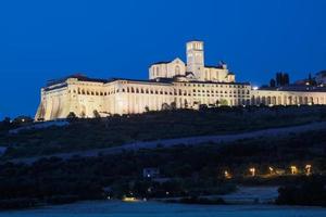 Basilika von Assisi bei Nacht, Region Umbrien, Italien. die stadt ist berühmt für die wichtigste italienische basilika, die dem hl. Franziskus - San Francesco. foto