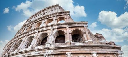 Kolosseum in Rom, Italien. die berühmteste italienische Sehenswürdigkeit am blauen Himmel foto