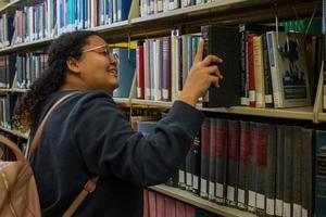 Student, der in der Bibliothek studiert foto