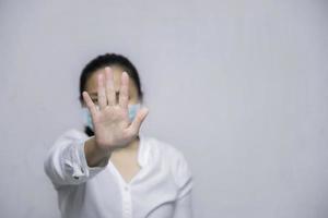 kranke asiatische frau trägt schutzmaske auf weißem hintergrund foto