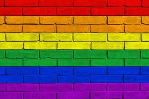 lgbt-flagge an der mauer foto