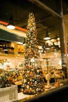 weihnachtsrestaurant wartet auf abendessen und feiert weihnachtsfeiertage am vorabend, weihnachtsbaum foto
