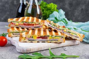 Sandwich mit Schinken, Käse, Senfblättern, Tomaten und Zwiebeln. leckere Club-Sandwiches foto