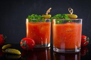 Alkoholcocktail Bloody Mary auf dunklem Hintergrund. Klassischer Cocktail mit Tomatensaft und Wodka foto