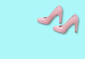 Mode weibliche rosa Schuhe mit Absätzen. Damenschuhe lässiges Design isoliert auf blauem Hintergrund mit freiem Platz für Text. foto
