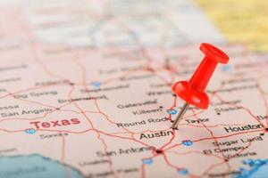 rote schreibnadel auf einer karte von usa, texas und der hauptstadt austin. nahaufnahmekarte texas mit rotem tack foto