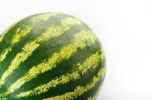 Wassermelone mit gestreifter Schale auf einem weißen, isolierten Hintergrund. Vielzahl von roten Wassermelonen foto