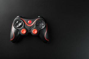 Gamecontroller Gamepad auf schwarzem Hintergrund. Gerät zur Steuerung und Steuerung des Spiels. foto