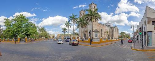 blick auf die kathedrale von valladolid auf der mexikanischen halbinsel yucatan während des tages foto