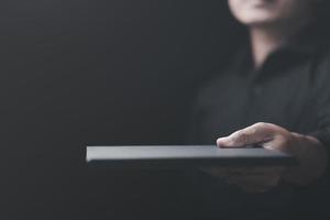 Männer in Schwarz und Testament in seiner Hand, foto