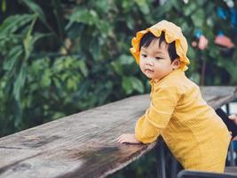 asiatisches baby thailändischer nationalität auf vintage-stuhl im de mala cafe, thung saliam, sukhothai, thailand. foto