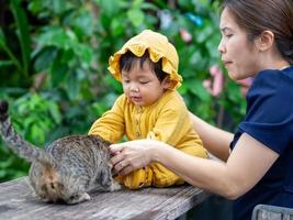 asiatische mutter und sohn thailändischer nationalität und natur im de mala cafe, thung saliam, sukhothai, thailand. foto