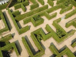 eine luftaufnahme des grünen labyrinths der geheime raum in ratchaburi, thailand foto