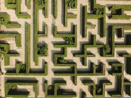 eine luftaufnahme des grünen labyrinths der geheime raum in ratchaburi, thailand foto