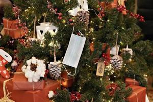 weihnachtshintergrund von einem weihnachtsbaum, der mit neujahrsspielzeug auf der straße geschmückt ist. Schnee, Winterferien foto