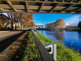 Herbstfarben sind hell und saftig. Stadtrand von Straßburg, Rhein. foto