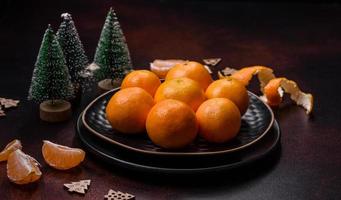 schöne weihnachtsdekoration mit weihnachtsspielzeug, clementinen und lebkuchen foto