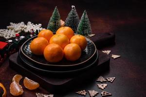 schöne weihnachtsdekorationen mit weihnachtsspielzeug, clementinen und lebkuchen foto