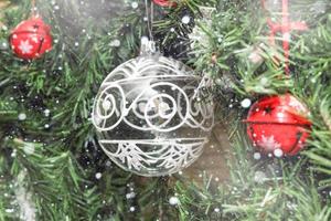 Weihnachtsschmuck am Baum unter Schnee foto