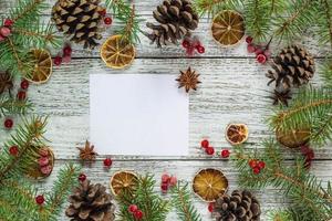 weihnachtszweige kegel beeren zitrone mit kopienraum foto