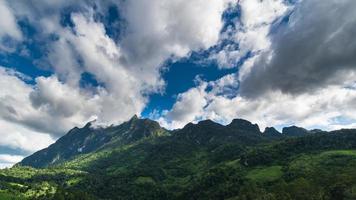 landschaft des berges doi luang chiang dao chiang mai thailand foto