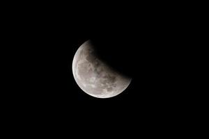 Mond auf dem dunklen Hintergrund der dunklen Nacht foto