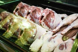 rohes Fleisch auf der Bank im Laden foto