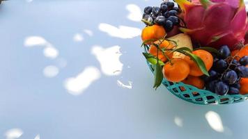 tropische drachenfrucht orangen, birnen, trauben rechts auf weißem hintergrund 02 foto